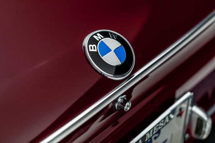 1974 BMW 2002 tii E10 - front logo