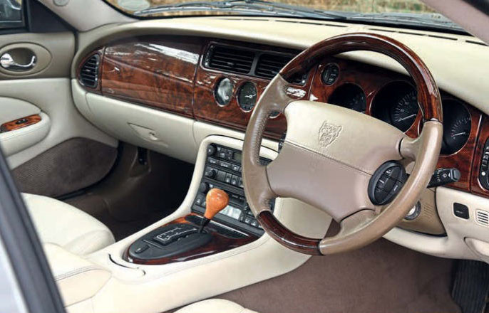 2003 Jaguar XK8 4.2 X100 - interior