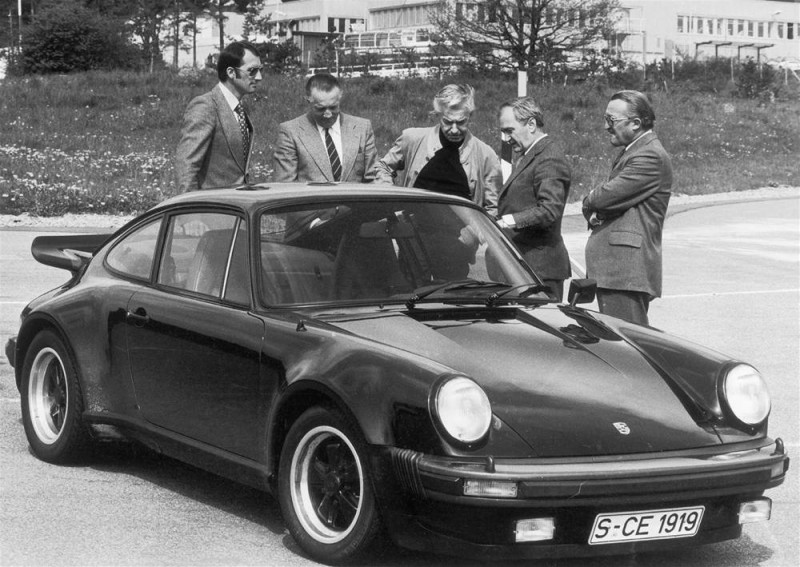 Spring 1975 - customer is inspecting the new Porsche 930
